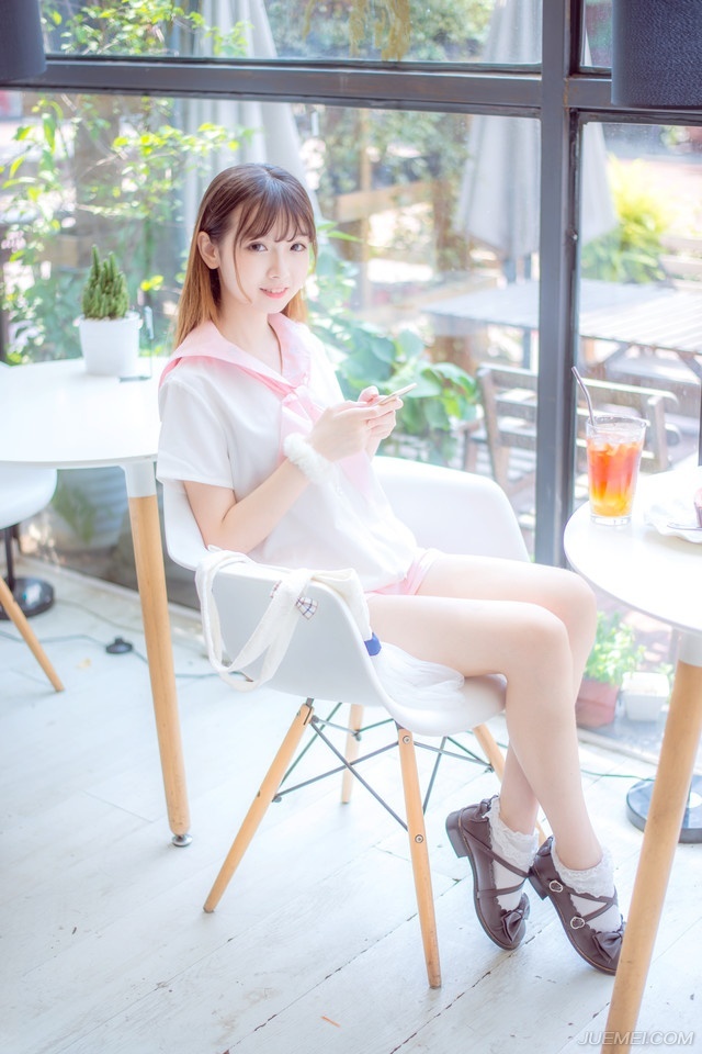 也许一个人会变成原来最讨厌的样子，只是因为要适应这个社会罢了。